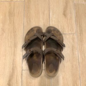 Cross-Toed Birkenstock’s